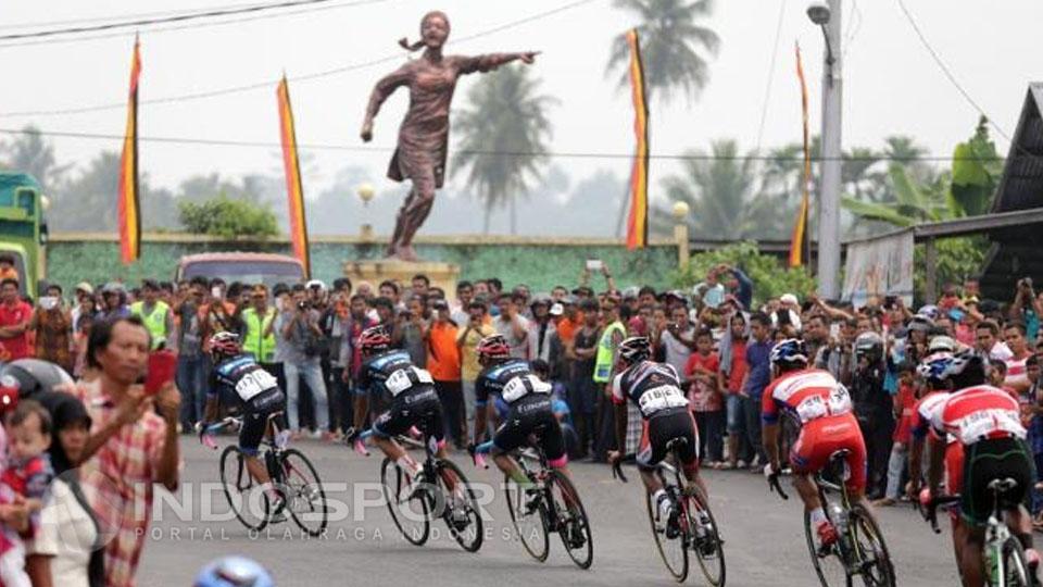 Pembalap%20Tour%20de%20Singkarak%20%28TdS%29%202015%20Saat%20Melintasi%20Kota%20Payakumbuh.